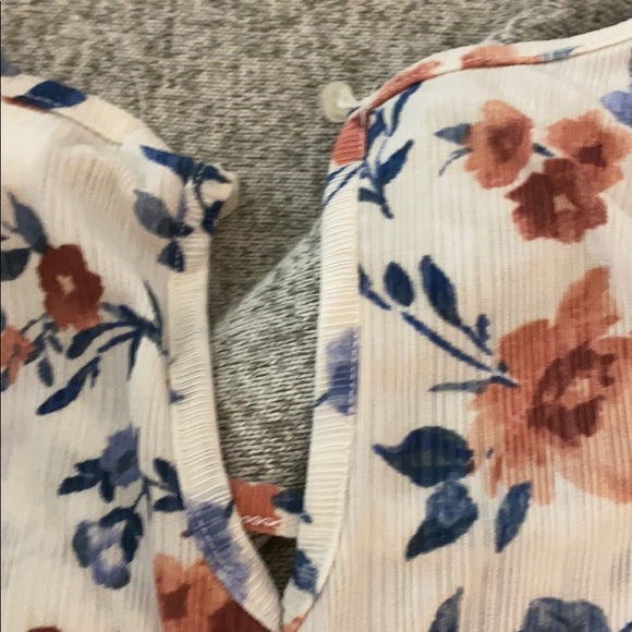 Dress with flower detail - Picture 3 of 3